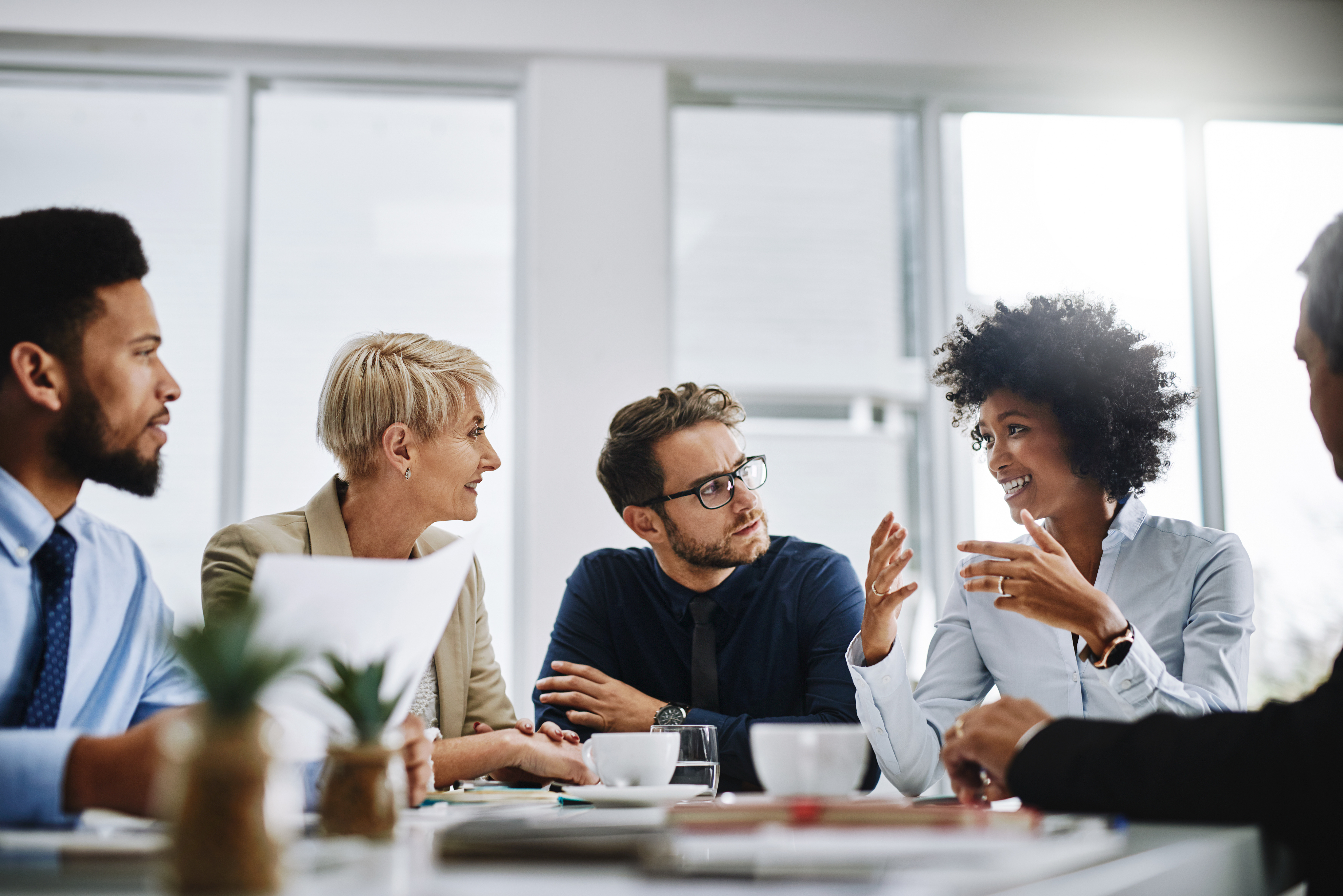 Offre entreprise. Collègues qui discutent