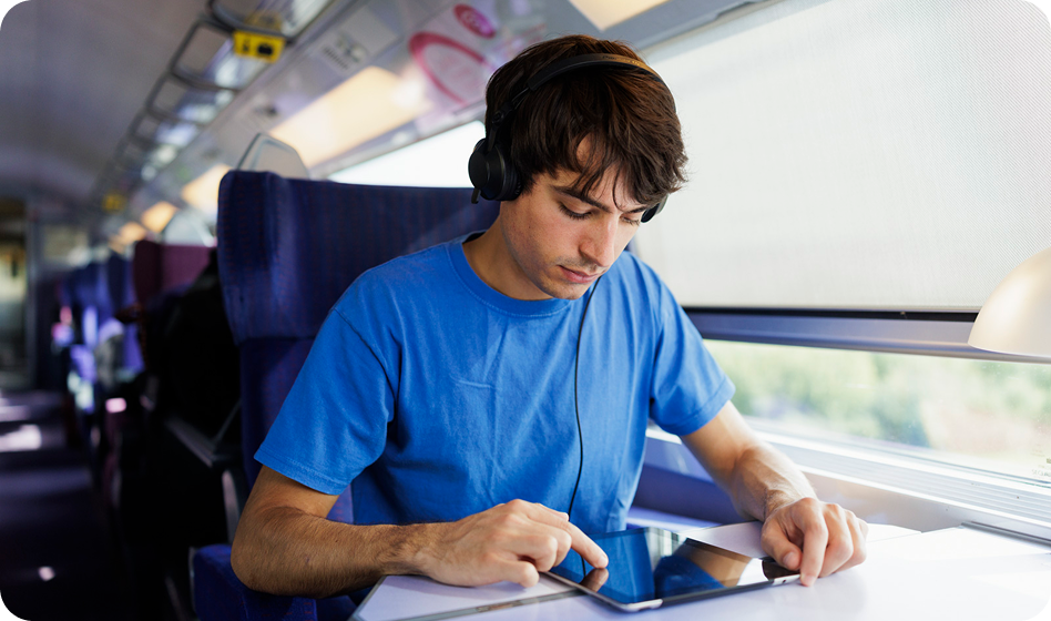 jeune homme tablette