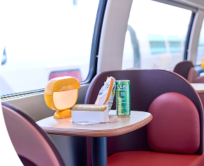 Espace Bistro TGV INOUI avec table et boissons