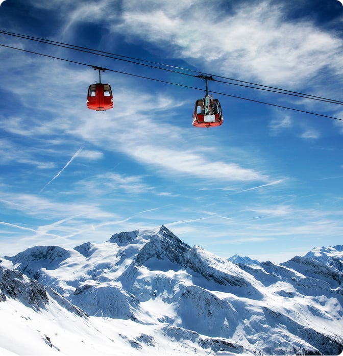Des télécabines survolant un massif enneigé