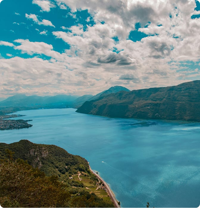 Le lac du Bourget et les montagnes environnantes vus depuis les hauteurs