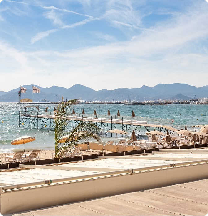 La plage et les cabanons du bord de mer à Cannes