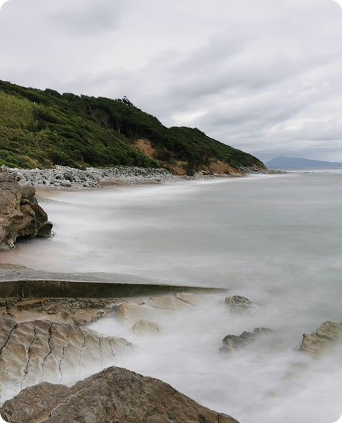 Une crique au pied des falaises de la côte basque