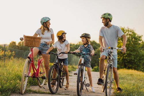 Une famille à vélo sur une voie verte ombragée