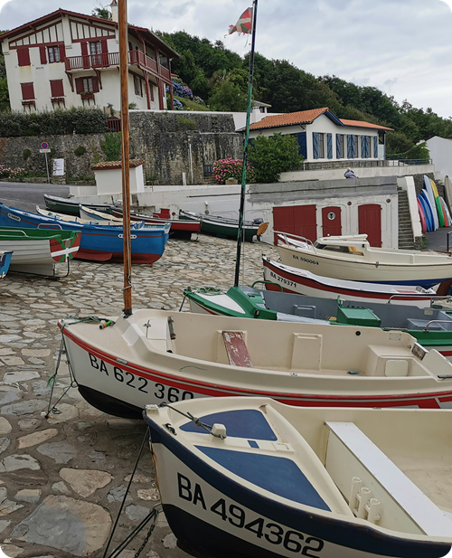 Des barques colorées devant les maisons du port de Guéthary