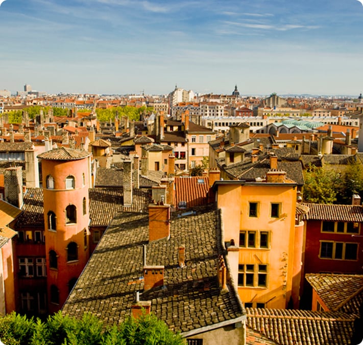 Vue sur les toits et les façades colorées du Vieux Lyon