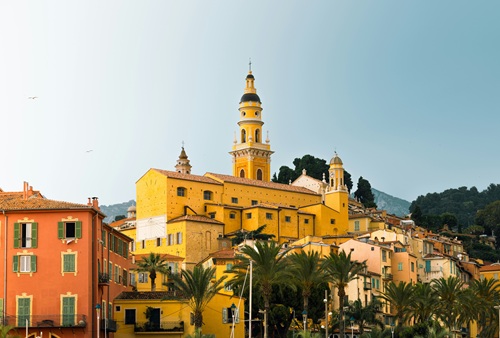 La basilique Saint-Michel et les façades colorées de Menton