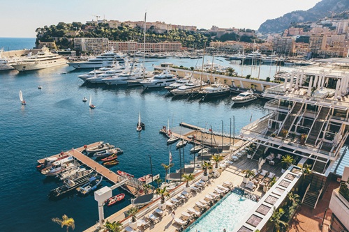 Le port de Monaco et ses bateaux au pied de la vieille ville