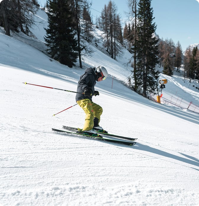 Un skieur descendant une piste enneigée