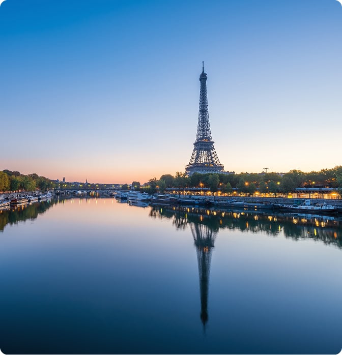 La Tour Eiffel se reflétant dans la Seine au crépuscule