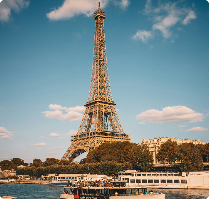 La tour Eiffel vue depuis les quais de Seine, un bateau-mouche au premier plan