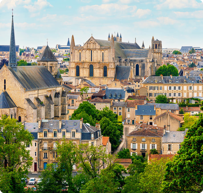 Vue sur les toits de Poitiers et sa cathédrale, entourés de verdure