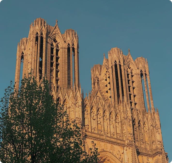 Les tours de la cathédrale de Reims éclairées par le soleil couchant