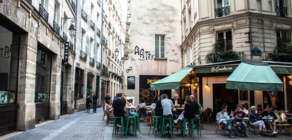 Une terrasse de café dans une rue piétonne
