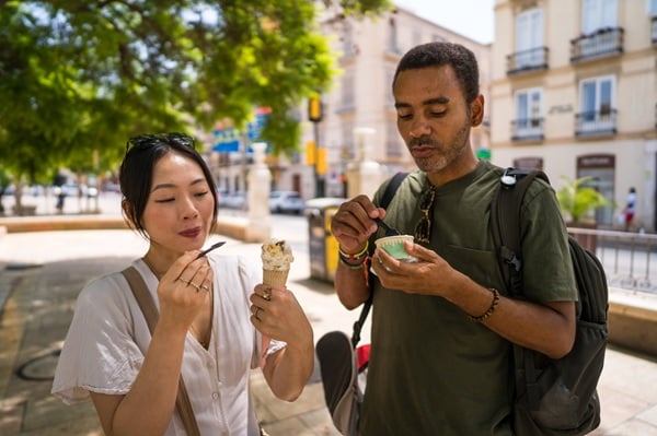 Un couple regardant un smartphone en extérieur