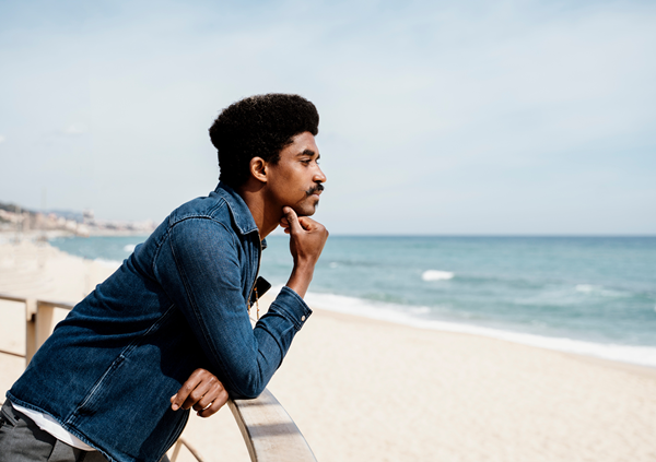 Un homme assis seul sur une plage