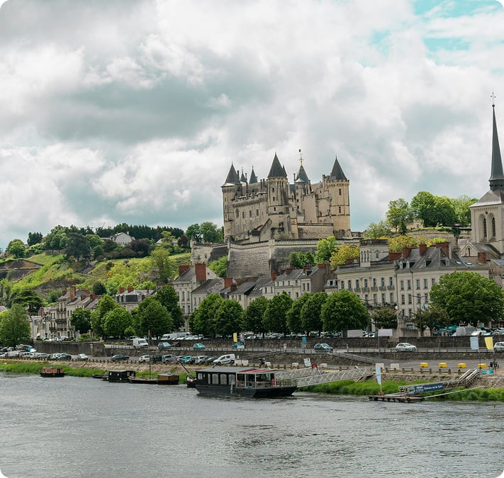 Le château de Saumur dominant les toits de la ville et la Loire