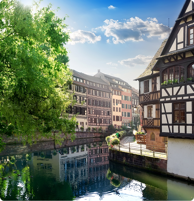Les maisons à colombages au bord d'un canal de la Petite France à Strasbourg