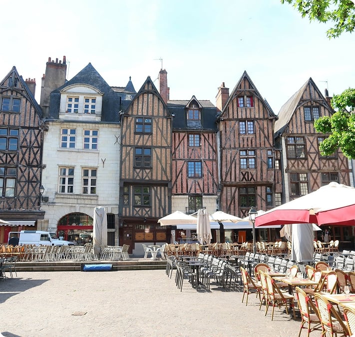 Maisons à colombages et terrasses de café de la place Plumereau